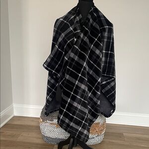 Cuddl Duds Black and Gray Plaid Throw